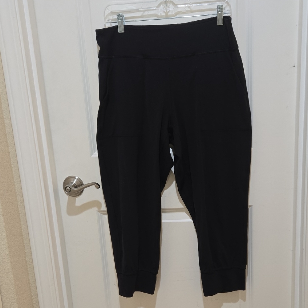 Lululemon Athletica Black Cropped Pants with Tapered Ankle